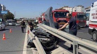 Hafriyat kamyonu ile çarpışan otomobil demir bariyerlerin altına girdi: 2 yaralı