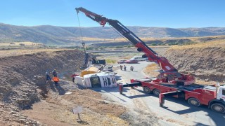 Hafriyat yüklü kamyon devrildi: 1 yaralı