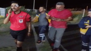 Hakem kırmızı kart gösterdi, futbolcu yumrukladı