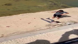 Hakkaride duvardan dereye düşen çocuk ölümden döndü