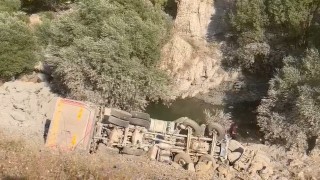 Hakkaride kamyon uçuruma yuvarlandı: 1 ölü