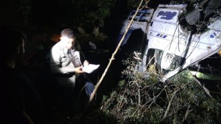 Hakkaride kamyonet şarampole yuvarlandı: 2 yaralı