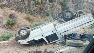 Hakkaride kamyonet takla attı: 2 yaralı