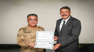 Hakkaride tayini çıkan komutanları veda yemeği