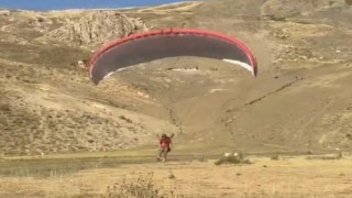 Hakkaride yamaç paraşütü eğitimi düzenlendi