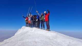 Hakkarili dağcılar rehberliğinde Ağrı Dağına zirve tırmanışı