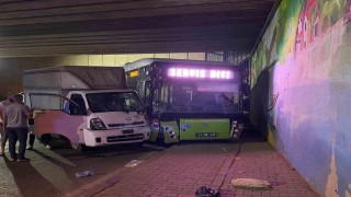 Halk otobüsü ile kamyonet çarpıştı: 2 yaralı