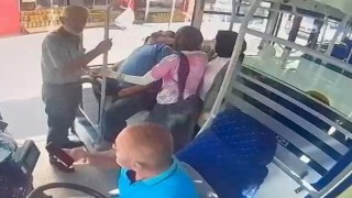 Halk otobüsünde fenalaşan yolcuya otobüste müdahale