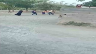 Hapis cezasıyla aranan şahsı yakalayan polislere taşla saldırdılar, o anlar kamerada