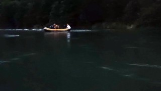 Harşit Çayında balık tutan 2 genç mahsur kaldı