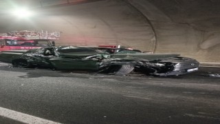 Hasankeyf tünelinde tıra arkadan çarpan pikap hurdaya döndü