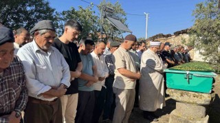 Hasar gören camiden malzemelerin üzerine düşmesi sonucu ölen adam toprağa verildi