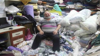 Hastane müdürüyken kumaş bağımlısı oldu: Dükkanı dağınıklıkla dikkat çekiyor