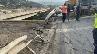 Hatayda kontrolden çıkan tır bariyerlere saplandı