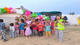 Hayırseverler çadır kentte kalan çocukları sevindirdi