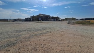 Her araç geçişinde sokak toz duman oluyor