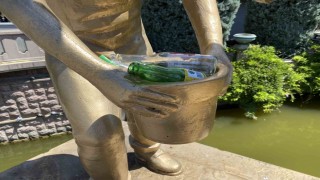 Heykelin elindeki kovayı çöp kutusuna çevirdiler