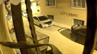 Hırsızlık yapmaya kalıştı, alarmın çalmasıyla böyle kaçtı