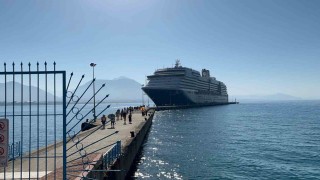 Hollanda bandıralı 2 bin 110 yolcu 784 mürettebatlı kruvaziyer gemisi Alanyaya ulaştı