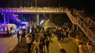 Hurdaya dönen araçtan 3 genç sağ çıkarıldı, vatandaşlar ekiplerin müdahale anını böyle izledi