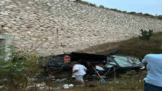 Hurdaya dönen otomobil iki kişiye mezar oldu