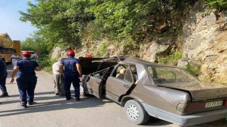 Hurdaya dönen otomobildeki 2 kişi yaralandı