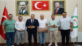 Iğdır Üniversitesi Ağrı Dağı eteklerinde ürettiği balın hasadını yaptı