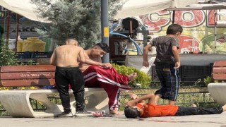 Iğdırda kavurucu sıcakta tehlikeli serinlik, çocuklar süs havuzuna girdi