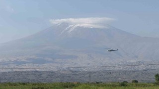 Iğdırda yüksek gerilim hatları için helikopterle korumalar takılıyor