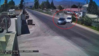 İki otomobilin çarpışarak metrelerce sürüklendikleri anlar kamerada