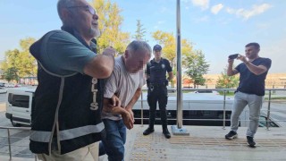 İlçe merkezinde dedektörle define ararken polise yakalandılar