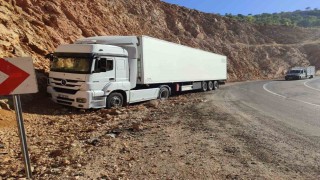 İliçte tır yoldan çıktı