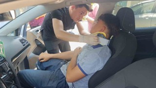 İlk tedavisi çarpıştığı otomobilde yapıldı