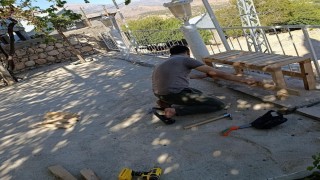 İmam, cami bahçesine kendi elleriyle oturak yaptı