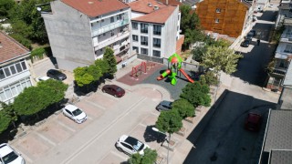 İnegöl Belediyesi eskiyen çocuk parklarını yeniliyor