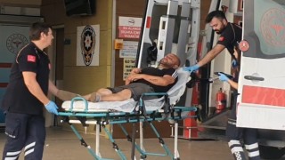 İnegölde kum yüklü tır devrildi: Sürücü yaralandı