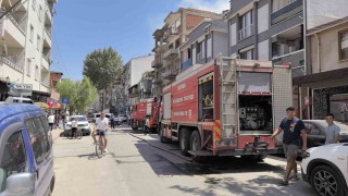 İnegölde yıkımına başlanan apartmanda yangın çıktı