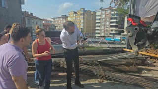 İnşaat demirlerinin altına sıkışan kediyi kurtarmak için zamanla yarıştılar