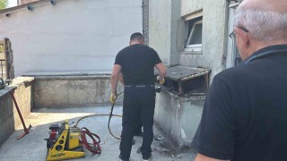 İş hanının havalandırma boşluğuna düşen kediyi kurtarmak için seferber oldular