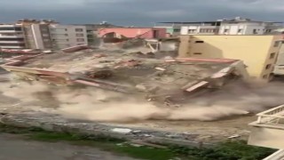 İş makinesinin dokunuşuyla 4 katlı bina yerle bir oldu