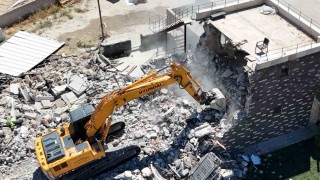 İş yerinin yıkılmasını gözyaşlarıyla izledi