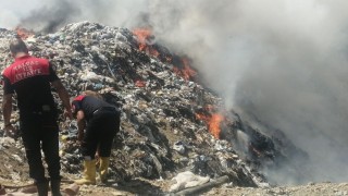 Ispartada çöplükte çıkan yangın ormana sıçramadan söndürüldü