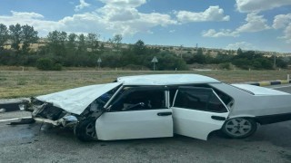 Ispartada kavşakta 2 otomobil çarpıştı: 2si çocuk 7 yaralı