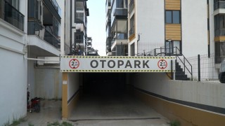 Ispartada sitenin otoparkındaki araçlara zarar veren kişi güvenlik kamerasında