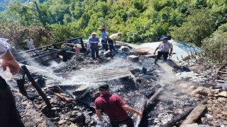 İspir Üzümbagı Köyünde korkutan yangın, 6 ev kullanılamaz hale geldi