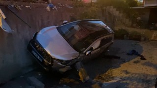 İstanbulda otomobil apartmanın bahçesine düştü: 1 yaralı