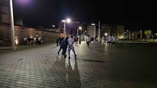 İstanbulda şimşekler geceyi aydınlattı