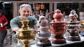 İstanbulda taksiciliği bırakıp memleketine döndü, şehrin son semavercisi oldu