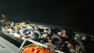 İzmirde 43 kaçak göçmen yakalandı, sürüklenen lastik bottaki 19 göçmen de kurtarıldı