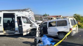 İzmirde feci kaza: 1 ölü, 13 yaralı